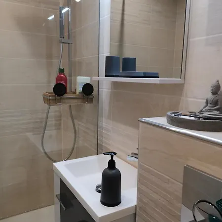 Vue Pour 4 Personnes Accès Direct Wifi Débit Gratuit Appartement